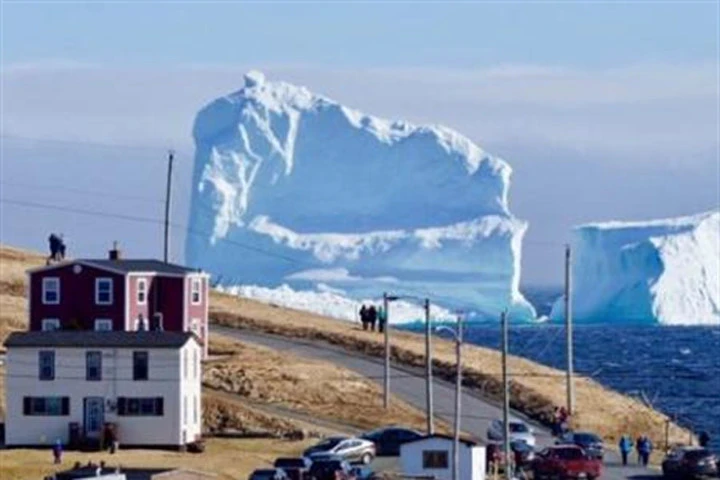 Tảng băng khổng lồ đậu bên cạnh ngôi làng ở Canada (Ảnh: Jody Martin/ Twitter)