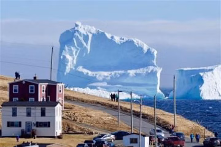 Tảng băng khổng lồ đậu bên cạnh ngôi làng ở Canada (Ảnh: Jody Martin/ Twitter)