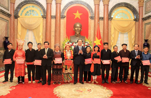 Chủ tịch nướcTrần Đại Quang tặng quà cho cácgià làng, trưởng bản, người có uy tín vùng đồng bào dân tộc thiểu số. Ảnh: VOV Chủ tịch nướcTrần Đại Quang tặng quà cho cácgià làng, trưởng bản, người có uy tín vùng đồng bào dân tộc thiểu số. Ảnh: VOV