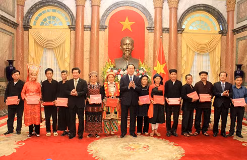 Chủ tịch nướcTrần Đại Quang tặng quà cho cácgià làng, trưởng bản, người có uy tín vùng đồng bào dân tộc thiểu số. Ảnh: VOV