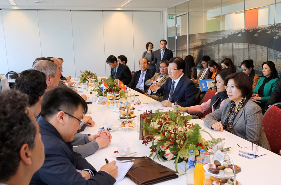 Phó Thủ tướng Trịnh Đình Dũng trao đổi kinh nghiệm về quy hoạch, phát triển cảng hàng không với lãnh đạo Công ty NACO. Ảnh: VGP/Xuân Tuyến