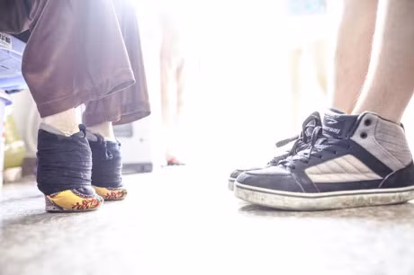 Cu ba bo chan khi len 5 tuoi, hinh anh doi chan sau 100 nam that tan nat coi long - Anh 7