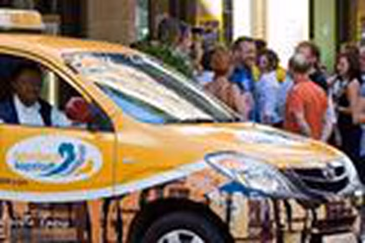 Từ ngày 5/5, quảng cáo ở mặt trước ôtô sẽ bị phạt 5 triệu đồng