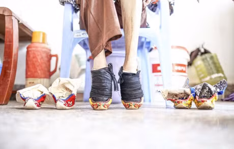 Cu ba bo chan khi len 5 tuoi, hinh anh doi chan sau 100 nam that tan nat coi long - Anh 4