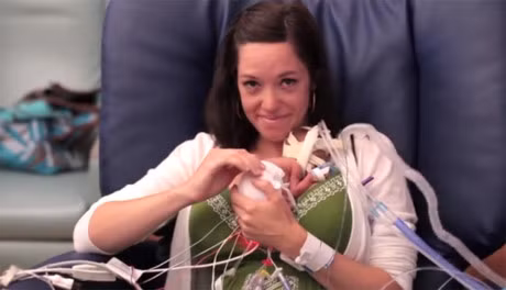 Suc song manh liet cua cau be sinh non nang 8 lang - Anh 1