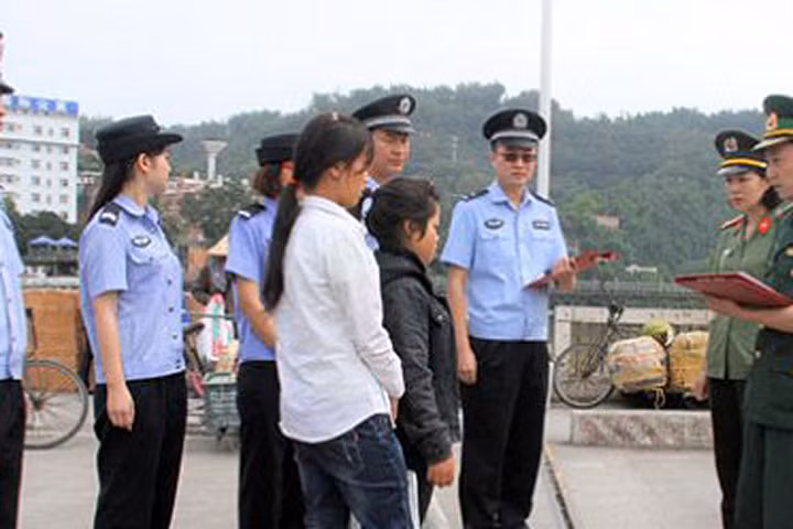 Trao trả 2 thiếu nữ, nạn nhân của bọn buôn bán người vừa được giải cứu.