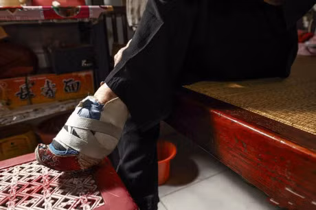 Cu ba bo chan khi len 5 tuoi, hinh anh doi chan sau 100 nam that tan nat coi long - Anh 6