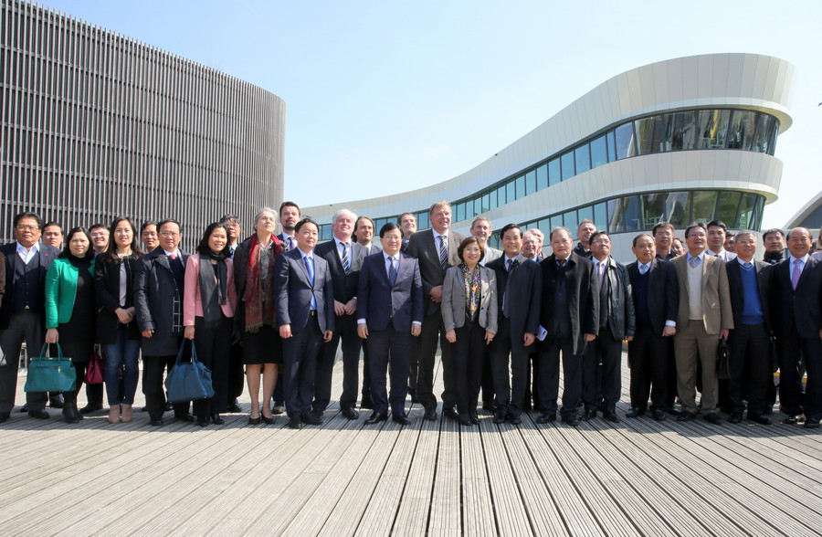 Phó Thủ tướng Trịnh Đình Dũng và đoàn chụp ảnh lưu niệm với các nhà nghiên cứu hàng đầu của Viện Deltares.Ảnh: VGP/Xuân Tuyến