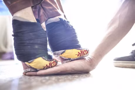 Cu ba bo chan khi len 5 tuoi, hinh anh doi chan sau 100 nam that tan nat coi long - Anh 8