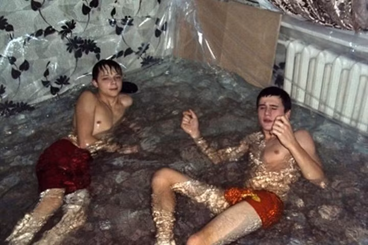 Hồ bơi tự tạo trong phòng khách bá đạo nhất Trái đất