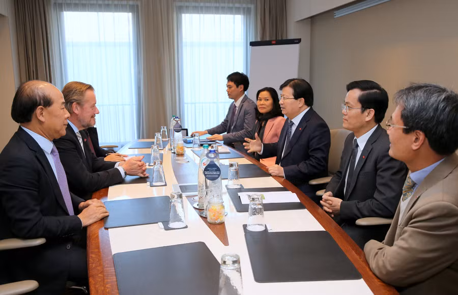 Phó Thủ tướng Trịnh Đình Dũng tiếp Lãnh sự Danh dự Việt Nam tại Amsterdam và Rotterdam. Ảnh: VGP/Xuân Tuyến