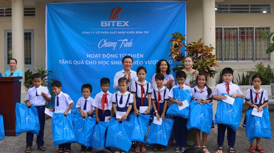 ông Nguyễn Xuân Dũng - Chủ tịch HĐQT BITEX cùng các thầy cô trao quà cho học sinh nghèo hiếu học tại huyện đảo Phú Quốc