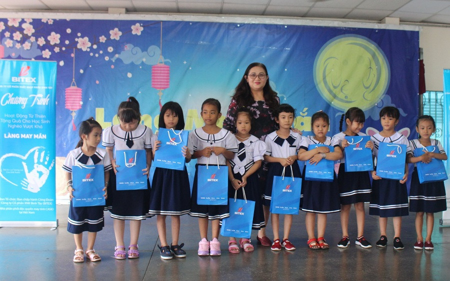 Bà Trần Thanh Tâm - thành viên HĐQT trao quà cho học sinh tại Làng May Mắn Bà Trần Thanh Tâm - thành viên HĐQT trao quà cho học sinh tại Làng May Mắn