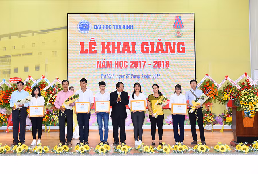 Trao học bổng cho SV vượt khó