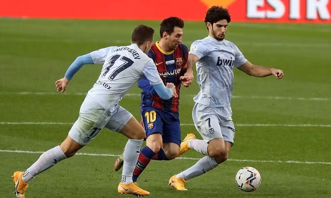 Messi lập công nhưng Barcelona chỉ có được kết quả hòa 2-2 trước Valencia.