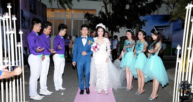 Lễ rước dâu dự kiến bắt đầu vào lúc 2h30 sáng nên Nhật Kim Anh phải dậy từ 1h để trang điểm, làm tóc... Tuy nhiên, khoảng 1h30, khu vực nhà cô dâu sinh sống bỗng dưng mất điện. May mắn là gia đình đã chuẩn bị sẵn máy phát điện để phòng nên chỉ ít phút sau, sự cố đã được khắc phục. Đám cưới sao Việt gặp sự cố mưa gió, mất điện