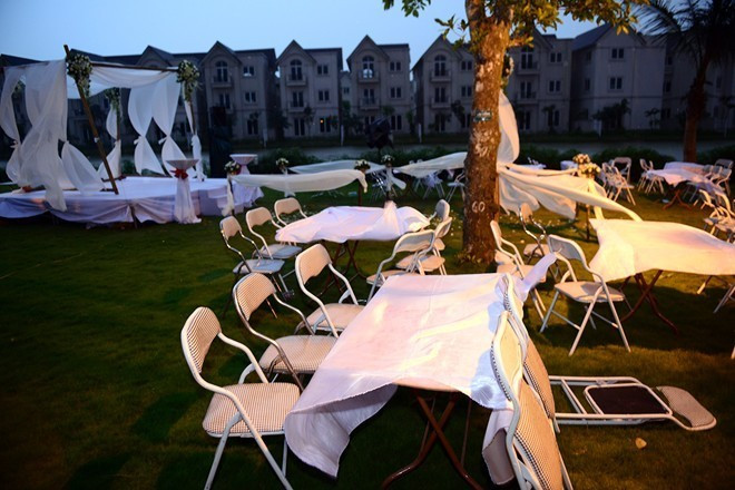 Không gian lãng mạnh trở nên tan hoang trong ít phút vì mưa to gió lớn. Vợ chồng Khánh Linh và các vị khách mời đã có một kỷ niệm khó quên trong ngày đặc biệt này. Đám cưới sao Việt gặp sự cố mưa gió, mất điện