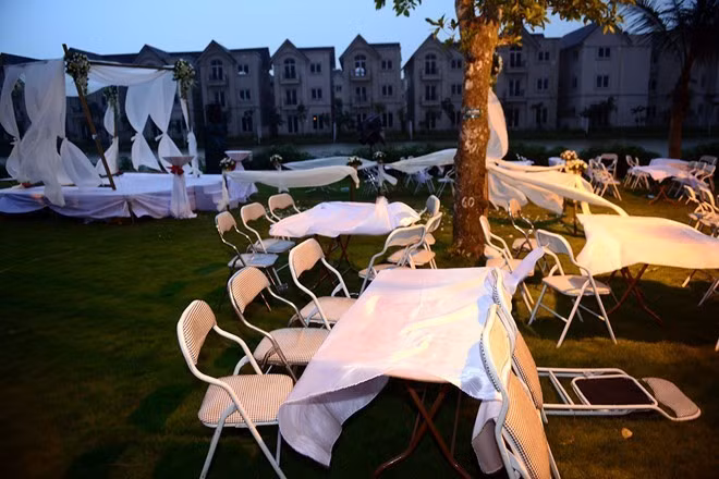 Đám cưới sao Việt gặp sự cố mưa gió, mất điện