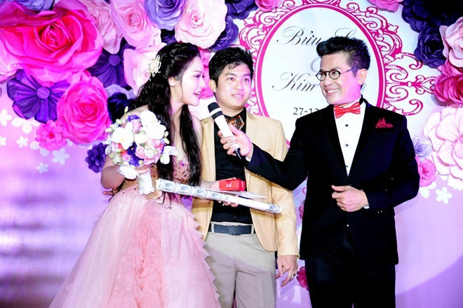 Tới khi đôi vợ chồng mới cưới về tới tư gia của chú rể, sự cố mất điện xảy ra lần thứ 2. Tới bữa tiệc mừng, chuyện không may này lại lặp lại một lần nữa. Khi MC Thanh Bạch yêu cầu khách mời hướng về phía cổng hoa để cùng vỗ tay, chào đón tân lang tân nương bước vào sảnh tiệc thì không khí bỗng trùng xuống vì sự cố mất điện, khiến cô dâu và chú rể vô cùng lo lắng. Đám cưới sao Việt gặp sự cố mưa gió, mất điện