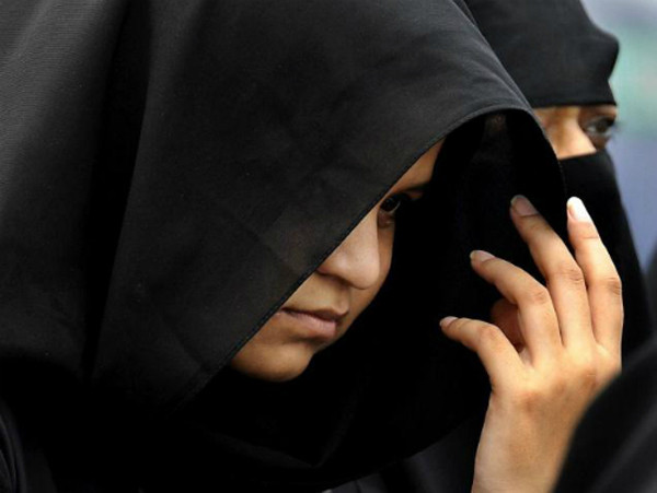 Ấn Độ Bị hàng xóm cưỡng bức vợ bị chồng đuổi ra khỏi nhà