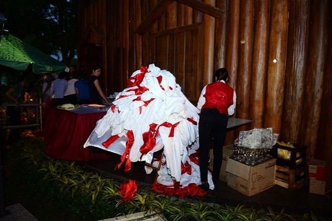 Tuy nhiên, khi bữa tiệc chuẩn bị bắt đầu thì một cơn mưa to ập đến. Các nhân viên phục vụ của bữa tiệc nhanh chóng thu dọn, cất gọn những món đồ đã chuẩn bị sẵn từ trước. Đám cưới sao Việt gặp sự cố mưa gió, mất điện