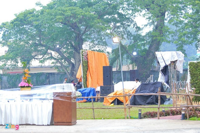 Phông bạt, hệ thống âm thanh ánh sáng và các bàn tiệc nhanh chóng được ê-kíp hậu cần che đậy cẩn thận. Trước đó, ban tổ chức cũng chuẩn bị sẵn một khu vực bàn tiệc có mái che để đề phòng sự thay đổi của thời tiết. Đám cưới sao Việt gặp sự cố mưa gió, mất điện