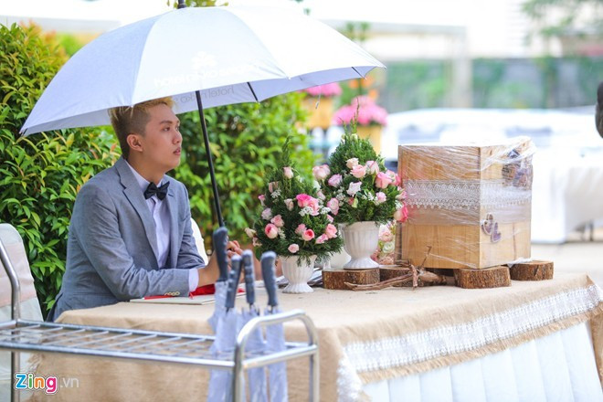 Tuy nhiên, thời tiết không chiều lòng người. Khi quan khách bắt đầu ổn định chỗ ngồi để chuẩn bị bắt đầu bữa tiệc thì trời Sài Gòn đổ mưa. Diễm Hương - Quang Huy cùng các khách mời vội vã di chuyển vào khu vực có mái che. Bà mẹ một con chỉ mời khoảng 200 khách gồm gia đình và bạn bè thân thiết tới tiệc cưới. Đám cưới sao Việt gặp sự cố mưa gió, mất điện