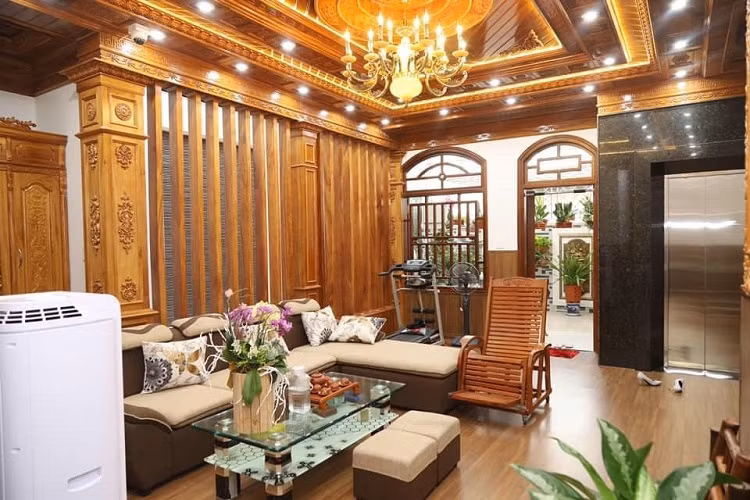 Ở biệt thự này, gia chủ xây dựng thêm thang máy để thuận tiện cho việc di chuyển, đây cũng là một trong những yếu tố hiện đại được tận dụng để làm cho căn nhà trở nên tiện nghi.