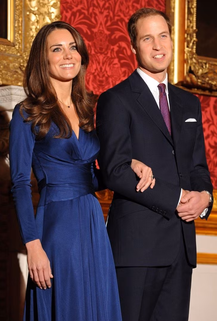 Vào ngày 16/11/2010, Kate Middleton và Hoàng tử William tuyên bố đính hôn. Chiếc váy màu xanh mà Nữ công tước xứ Cambridge mặc đã trở nên cháy hàng ngay lập tức. Nhiều đến mức nó đã được bán hết trong vòng 24 giờ sau khi công bố.