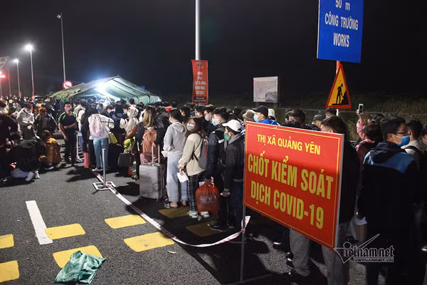 Trạm kiểm soát người và phương tiện ra, vào tỉnh Quảng Ninh tại khu vực cầu Bạch Đằng