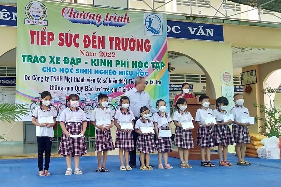 Tặng quà cho các em học sinh tại chương trình.