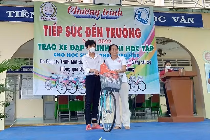 Trao tặng xe đạp cho học sinh.