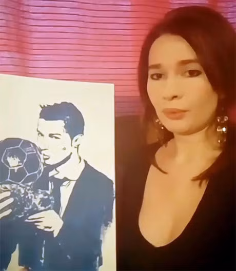 Nu hoa si dung nguc dep ve hinh C. Ronaldo - Anh 1