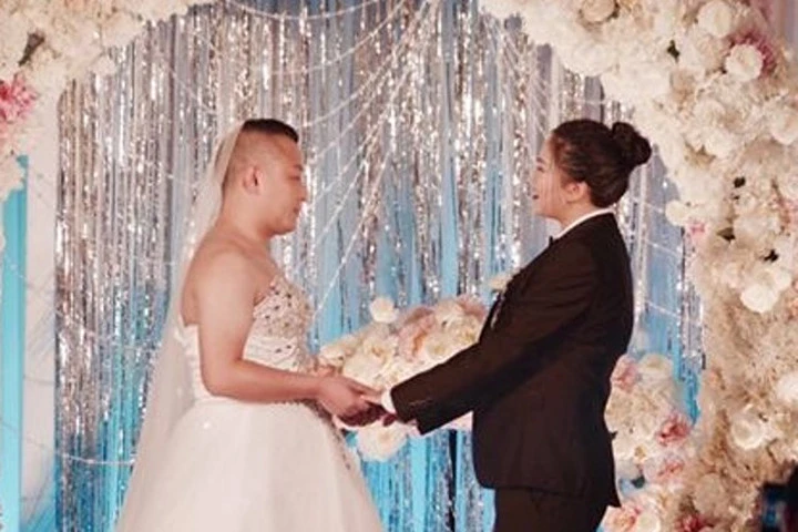 Sợ lộ béo, cô dâu đòi mặc vest để chú rể... mặc váy