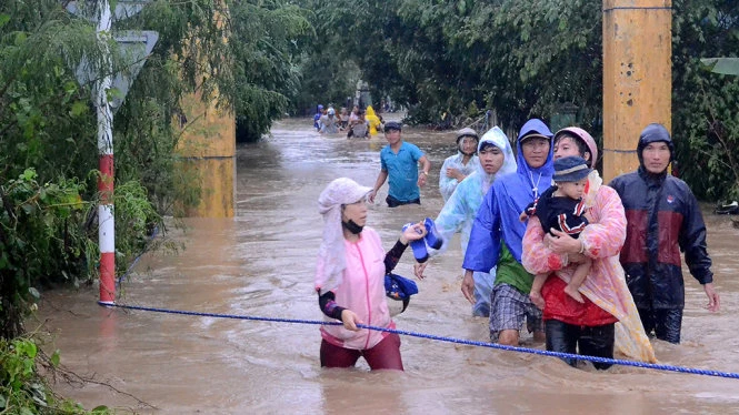 Người nhà các học trò Trường mẫu giáo An Hiệp, huyện Tuy An (Phú Yên) vui mừng đón con em mình sau khi được các cô giáo cứu thoát - Ảnh: NGỌC THẮNG (báo Tuổi trẻ)