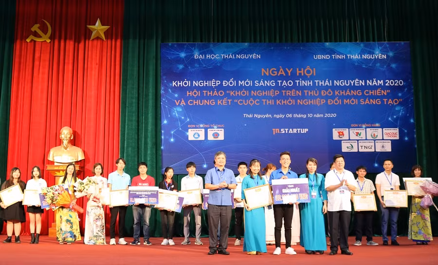 Ban tổ chức trao thưởng cho dự án đạt Giải Nhất cuộc thi