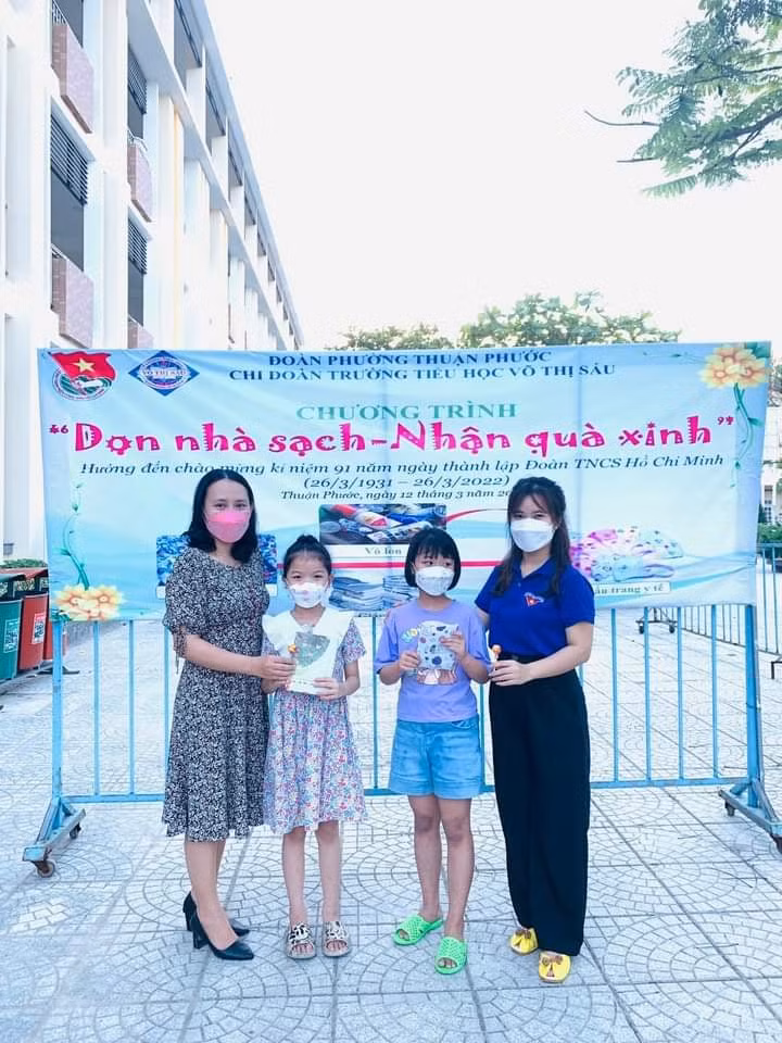 Ngoài khẩu trang, học sinh Trường Võ Thị Sáu còn đổi được đồ dùng học tập, kẹo, stick xinh xắn...