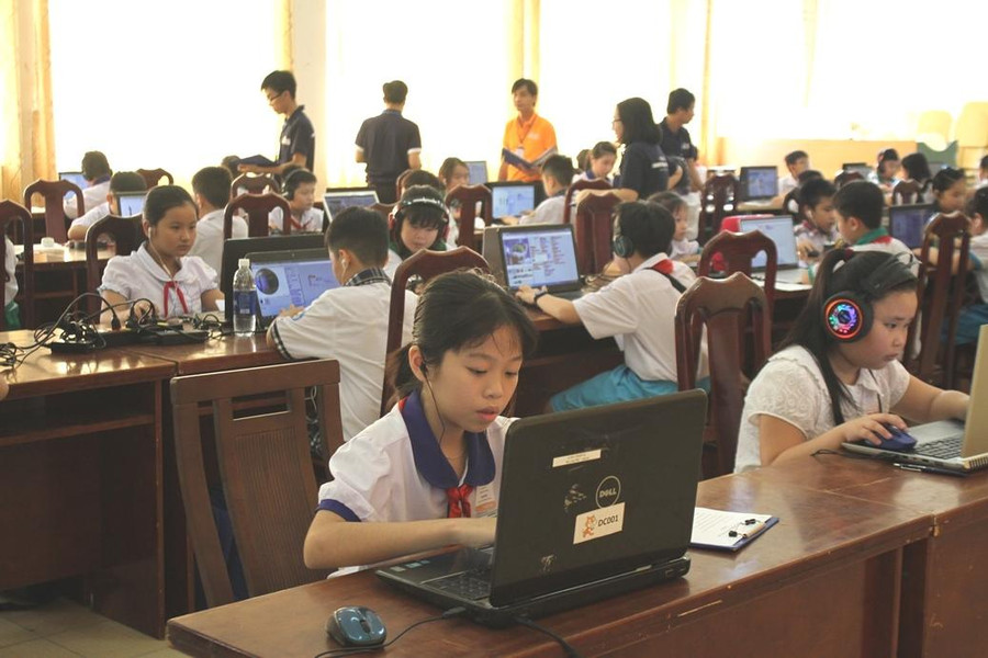 HS tiểu học TP Cần Thơ trong giờ thực hành lập trình.