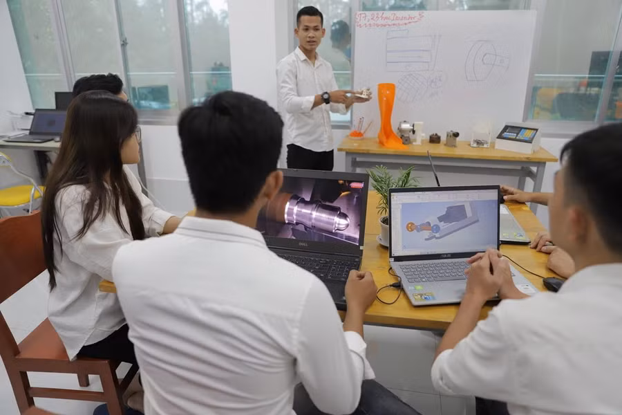 SV Trường ĐH Trà Vinh thực hành in 3D.