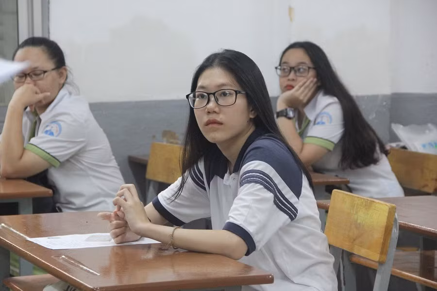 Thí sinh lắng nghe cán bộ coi thi phổ biến quy chế thi Thí sinh lắng nghe cán bộ coi thi phổ biến quy chế thi