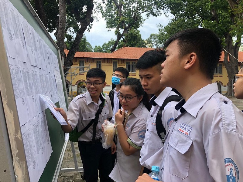 Thí sinh tới sớm coi danh sách phòng thi Thí sinh tới sớm coi danh sách phòng thi