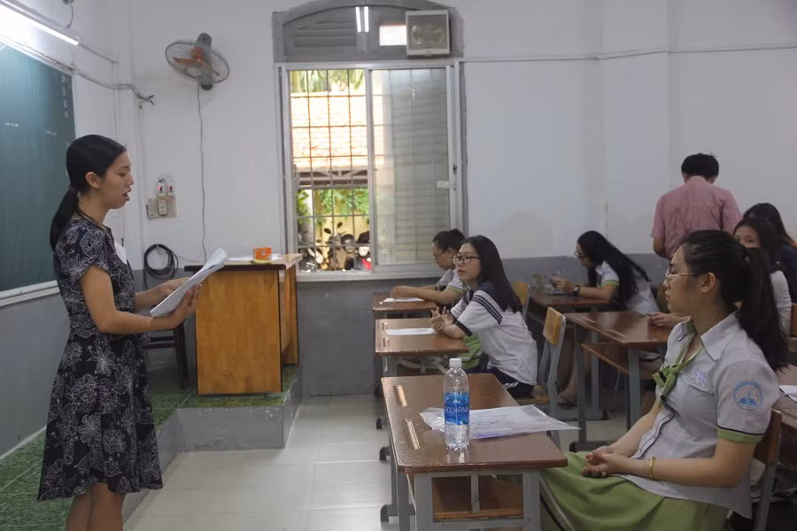 Cán bộ coi thi phổ biến quy chế thi cho thí sinh Cán bộ coi thi phổ biến quy chế thi cho thí sinh