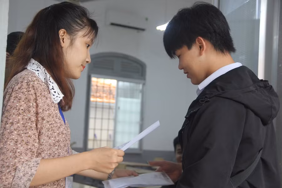 Giám thị gọi thí sinh vào phòng thi Giám thị gọi thí sinh vào phòng thi