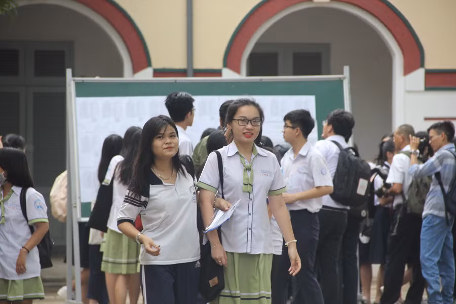 Cùng di chuyển vào phòng thi Cùng di chuyển vào phòng thi