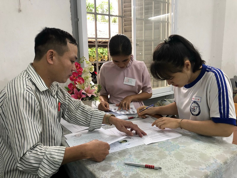 Thí sinh kí nhận thẻ dự thi Thí sinh kí nhận thẻ dự thi