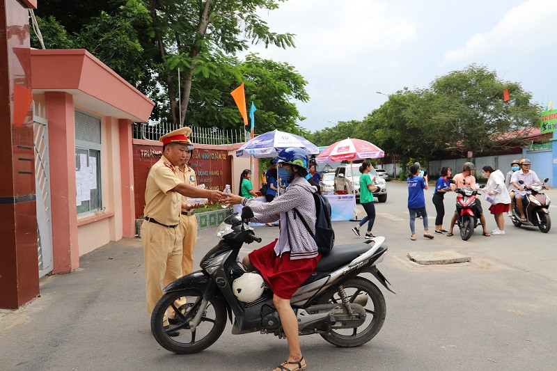 Các thí sinh tới sớm được CSGT phát nước miễn phí Các thí sinh tới sớm được CSGT phát nước miễn phí