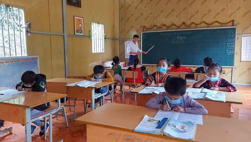 Để giảng dạy lớp học ghép 2 trình độ (lớp 1 và 2), thầy Lò Văn Chinh vất vả hơn khi cùng lúc phải đảm nhiệm nhiều vai.