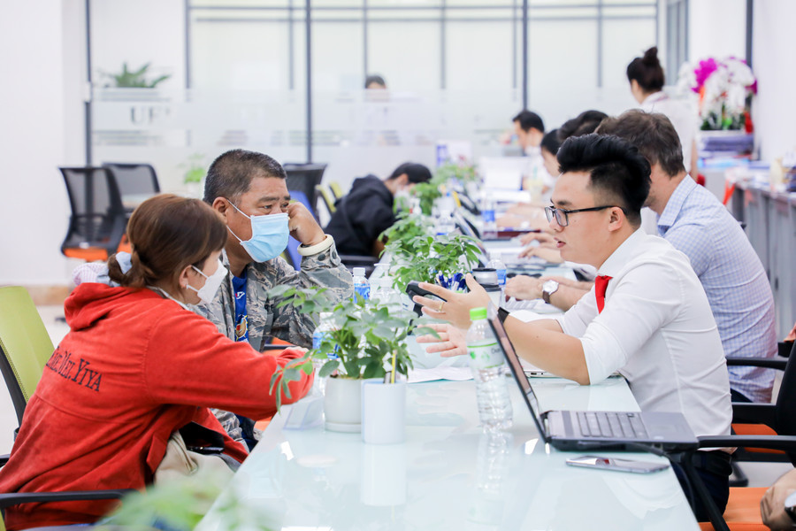 Phụ huynh và thí sinh lắng nghe tư vấn trước khi nộp hồ sơ xét tuyển sớm vào Trường ĐH Kinh tế - Tài chính TPHCM. Phụ huynh và thí sinh lắng nghe tư vấn trước khi nộp hồ sơ xét tuyển sớm vào Trường ĐH Kinh tế - Tài chính TPHCM.