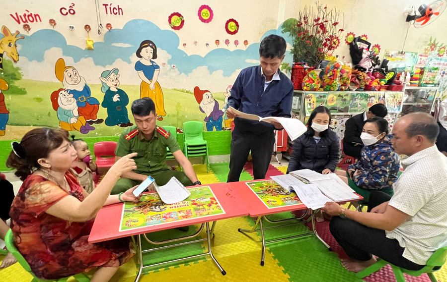 Tổ kiểm tra của UBND phường Hòa An kiểm tra thực tế hoạt động tại nhóm lớp độc lập tư thục Hoa Anh Đào. Tổ kiểm tra của UBND phường Hòa An kiểm tra thực tế hoạt động tại nhóm lớp độc lập tư thục Hoa Anh Đào.