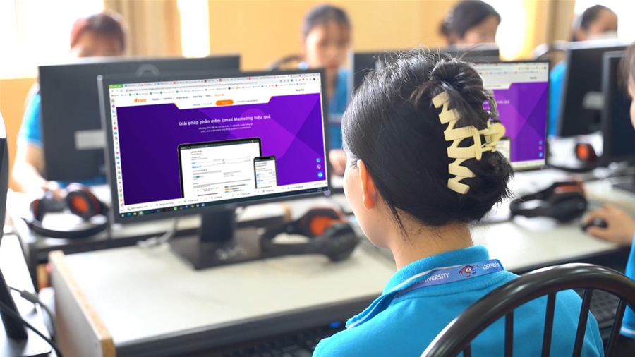 Giờ thực hành trên máy của Sinh viên Trường ĐH Công nghiệp Dệt may Hà Nội. Ảnh: NTCC